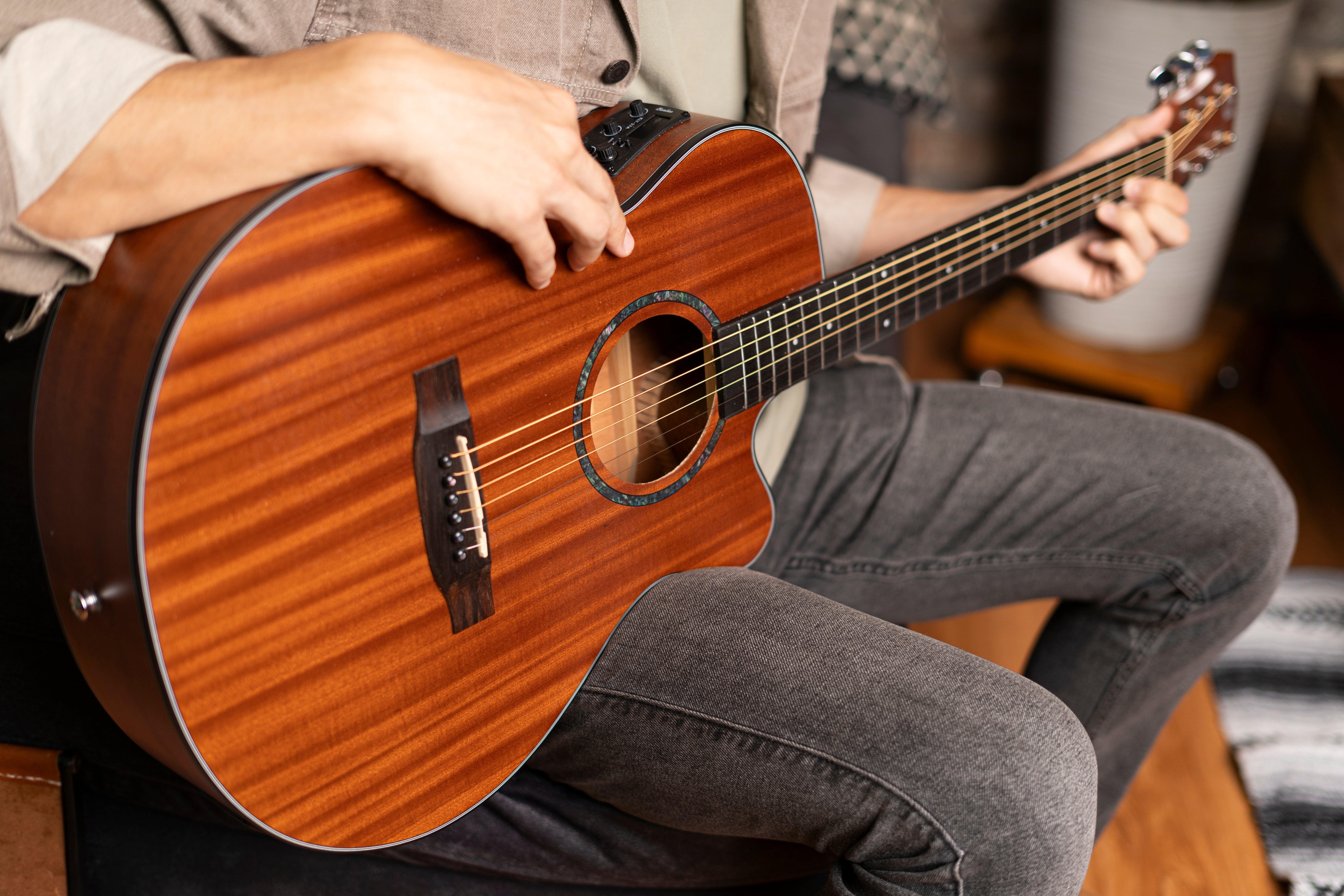 Guitarra acústica vs electroacústica: ¿cuál te conviene? - Bamboo Música