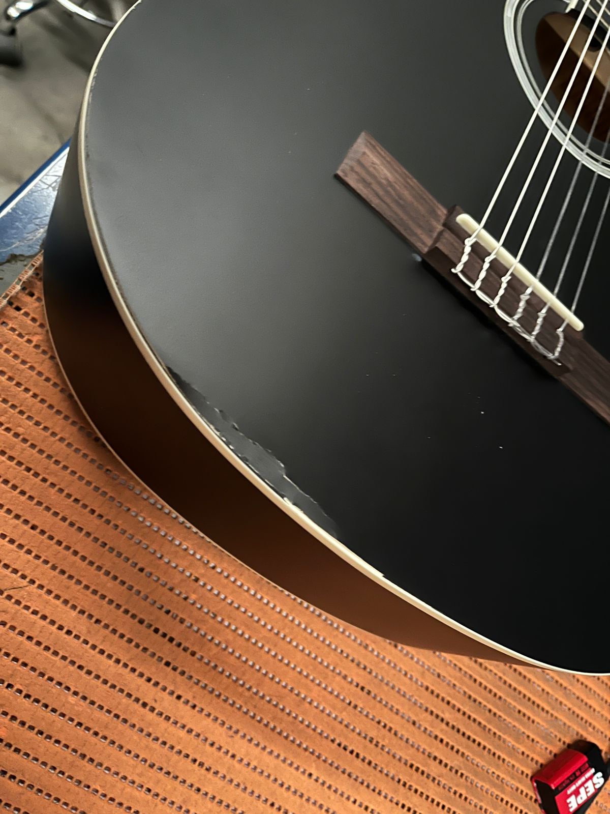 Guitarra Bamboo Clásica Estudio Negra 39” con Funda – Outlet (Golpe en Tapa) - Bamboo Música