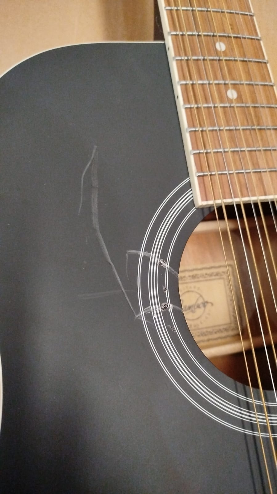 Guitarra Electroacústica Docerola Linden Negra 42″ - Bridge Doctor + Incluye Funda – Outlet (Detalle de Pintura) - Bamboo Música