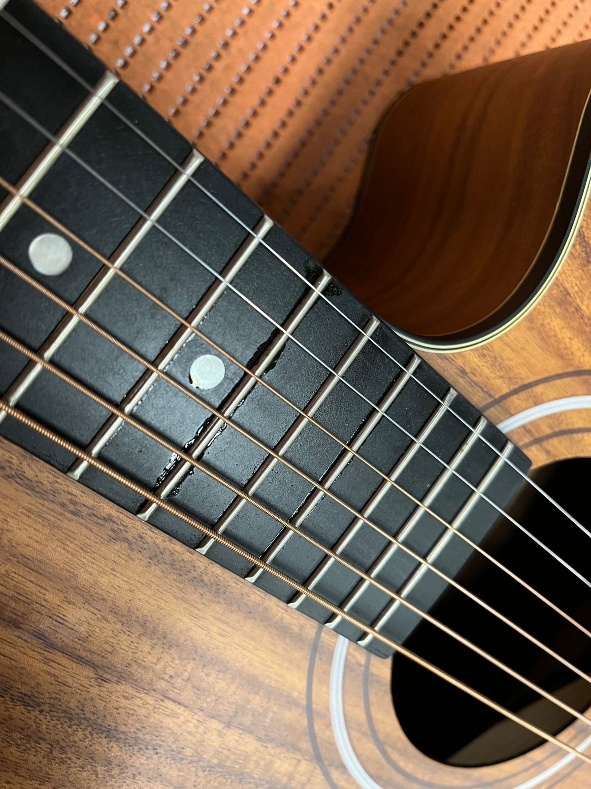 Guitarra Electroacústica Stage Koa 40″- Incluye Funda Acolchada – Outlet (Pegamento en Diapason) - Bamboo Música